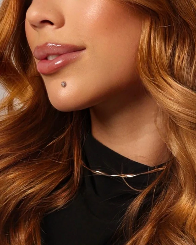 Detalhe do rosto da Dra. Isabela Barreto com colar dourado